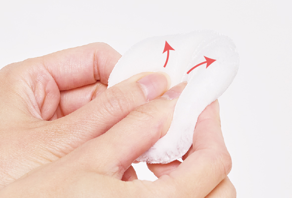 パフにパウダーをもみ込む イメージ